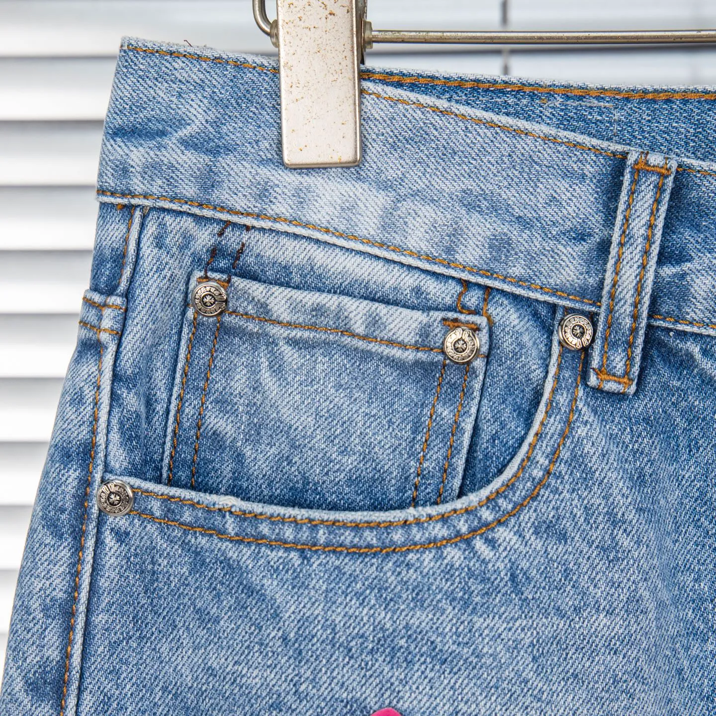 P260 (Higher version, evergreen version) Chrome Hearts 25FW CH blue trousers pink leather cross bamboo jeans. They adopt patchwork elements, mostly in the shape of a cross, with glitter on the leather surface. Unique design, simple and elegant details, exquisite workmanship, neat lines of the entire trousers, and perfect details! It’s also so cool that both men and women can easily control it. It’s a gender-neutral trendy up version. Style number: 1728 Color: blue pants and pink leather Size: 28 30 32 34 36
